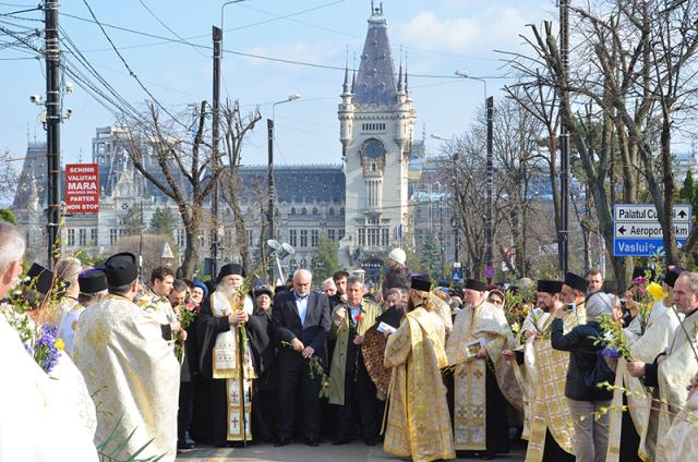 Pelerinaj pe străzile oraşelor cu ramuri de salcie şi colinde de Florii