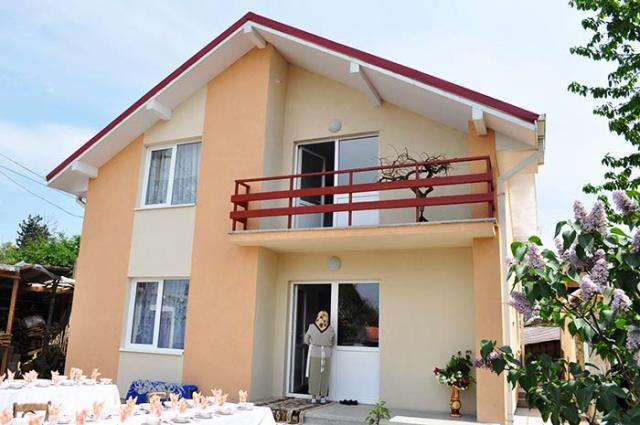 Trei familii sinistrate din Dorohoi s-au mutat în case noi