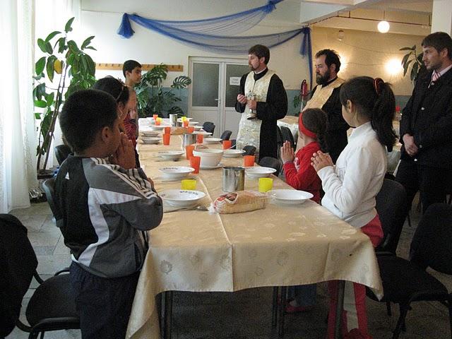 În Episcopia Devei și Hunedoarei se implementează un program social împotriva abandonului şcolar