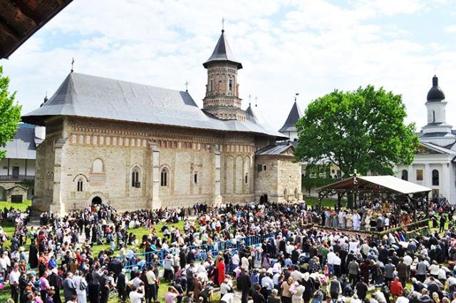 Cinci ierarhi, la hramul Mănăstirii Neamţ
