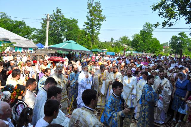 Altarul bisericii parohiei Ruşi, sfinţit de IPS Teofan şi IPS Ştefan