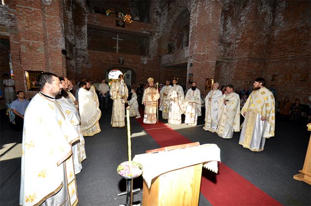 PS Corneliu a liturghisit la Biserica din Campusul studenţesc "Tudor Vladimirescu"