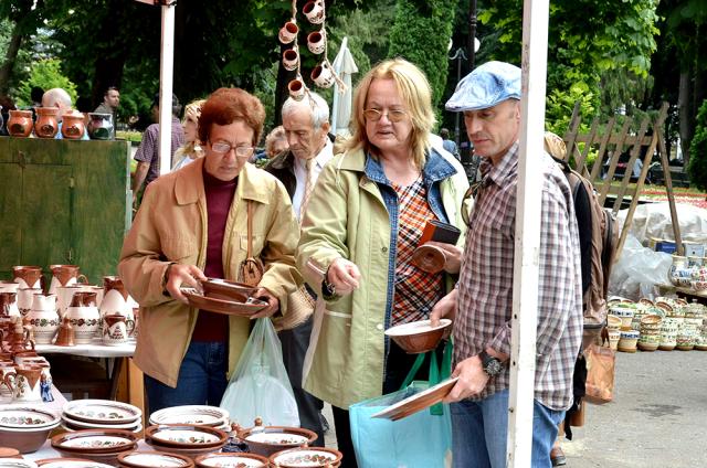 Oalele de lut îşi spun povestea în dealul Copoului