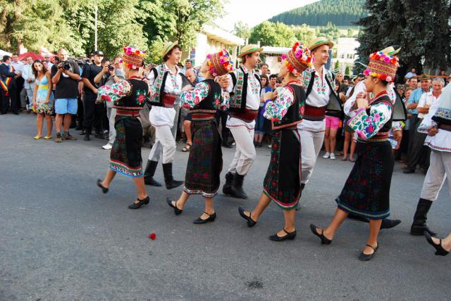 A început Festivalul Internaţional de Folclor „Întâlniri bucovinene“