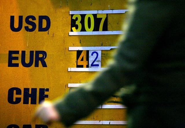 Criza datoriilor din zona euro slăbeşte leul