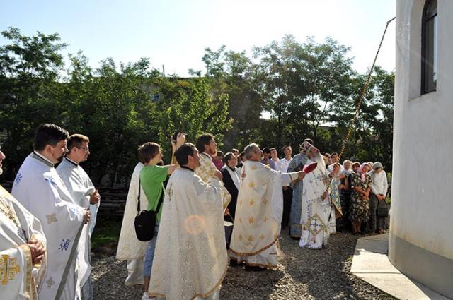 Sfinţirea Bisericii „Sfinţii Împăraţi Constantin şi Elena“ din Dorohoi