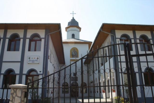 Cursuri preoţeşti la Liceul Teologic de la Mănăstirea Răteşti din judeţul Buzău