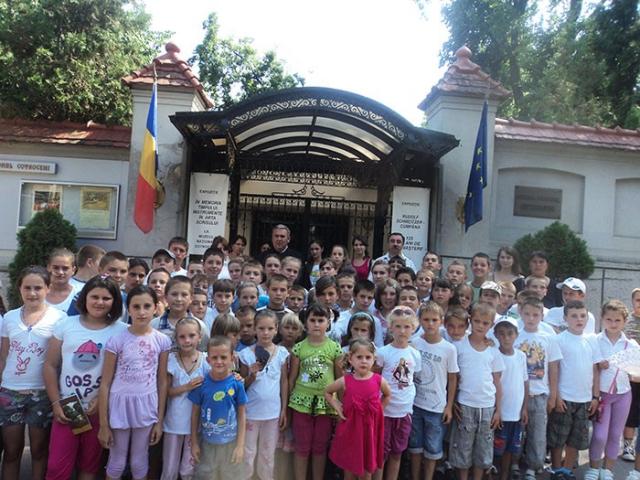 Poşta Română a oferit copiilor din Parohia Coşereni o excursie la Grădina Zoologică