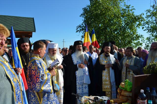 „Crucea Mântuirii Neamului Românesc“ de la Nisporeni a fost sfinţită de trei ierarhi
