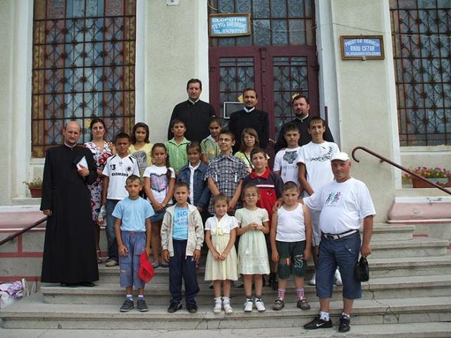 Tabere de creaţie pentru copiii din Arhiepiscopia Romanului şi Bacăului