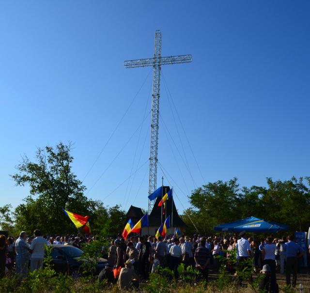 „Crucea Mântuirii Neamului Românesc“ de la Nisporeni a fost sfinţită de trei ierarhi