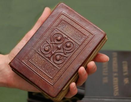 O Evanghelie din secolul VII a Sfântului Cuthbert a fost cumpărată de British Library de la iezuiți