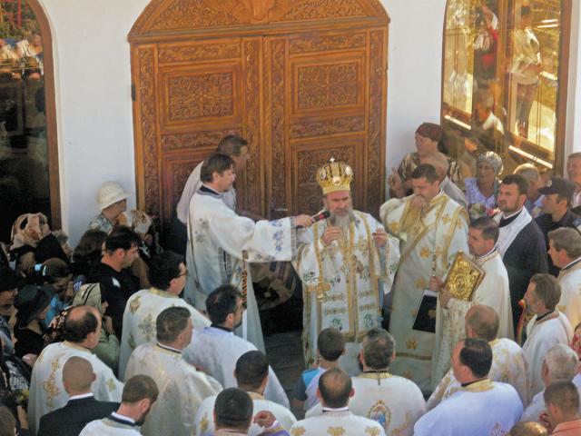 La Molid şi Româneşti două biserici au primit haine binecuvântate