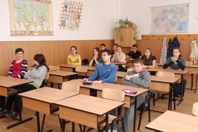 Românii tot mai nemulţumiţi de felul în care se face şcoală azi