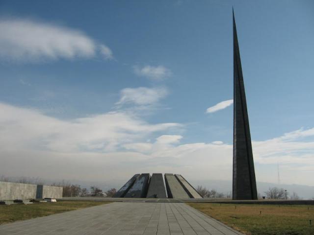 Rugăciuni la Memorialul Genocidului din Armenia