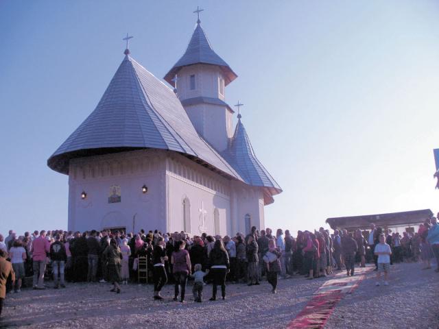 IPS Teofan a târnosit Biserica „Izvorul Tămăduirii“ din Stânca – Comarna