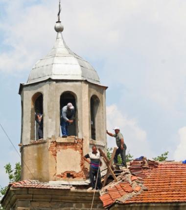 Musulmanii bulgari ajută la construirea unei Biserici ortodoxe vecine