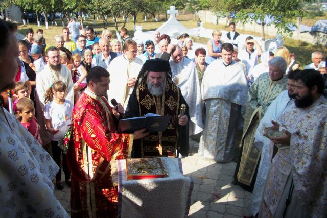 Binecuvântări arhiereşti în Protopopiatele Hârlău şi Roman