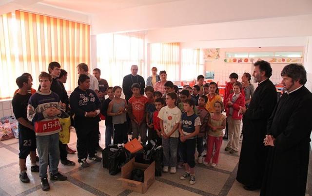 Arhiepiscopia Sibiului a oferit cadouri copiilor dintr-un centru de plasament
