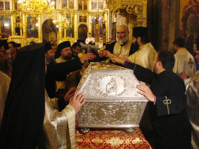 Moaştele Sfintei Parascheva au fost readuse în Catedrala mitropolitană (2007)