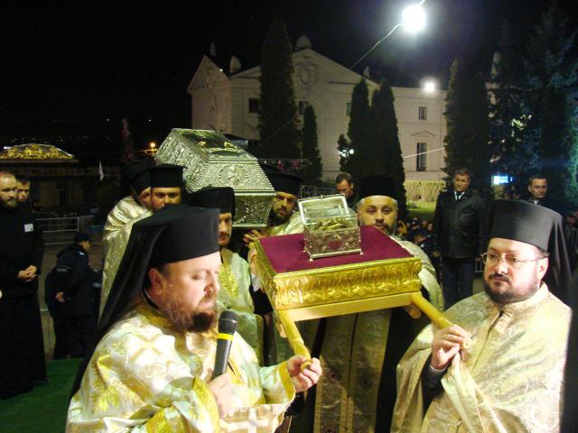 Moaştele Sfintei Parascheva au fost readuse în Catedrala mitropolitană (2007)