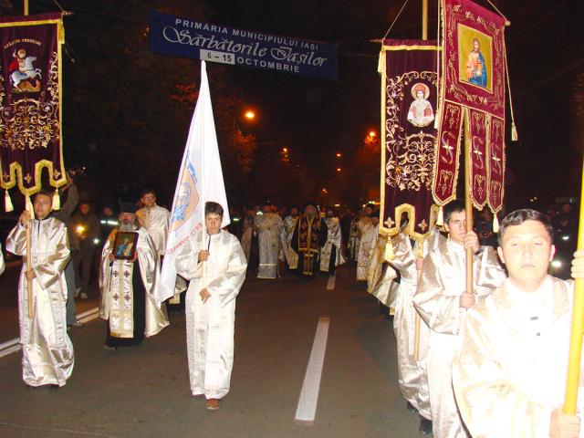 Moaştele Sfintei Parascheva au fost readuse în Catedrala mitropolitană (2007)