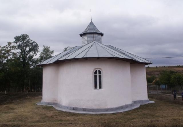 Slujbe de sfinţire în trei protopopiate din MMB