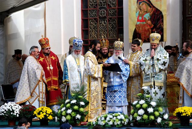 Dorinţa de a se închina la sfintele moaşte a învins frigul şi ploaia (2009)