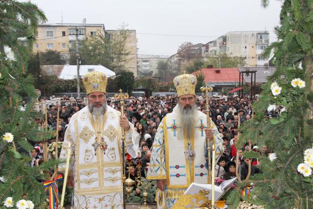 Doi ierarhi au sfinţit Biserica „Sfântul Dimitrie“ din Roman