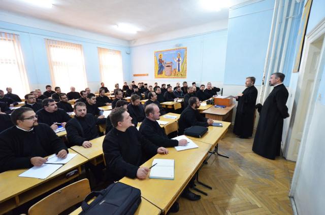 Cursuri pentru obţinerea gradelor pentru preoţii din Mitropolia Moldovei şi Bucovinei