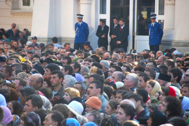 Cum reuşeşte Sfânta Parascheva să intre în sufletele pelerinilor (2008)