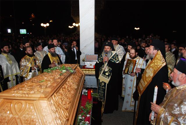 Pelerinii înveşmântează în rugăciune cetatea Sfintei Parascheva (2009)