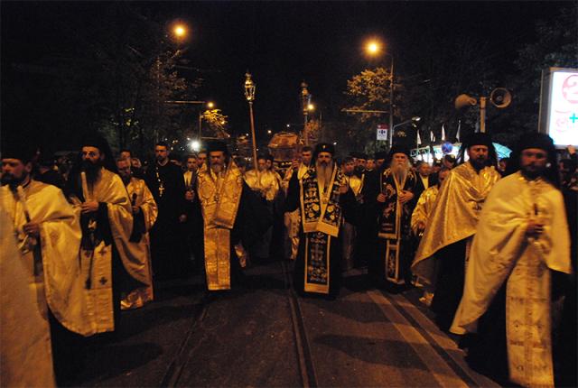 Pelerinii înveşmântează în rugăciune cetatea Sfintei Parascheva (2009)