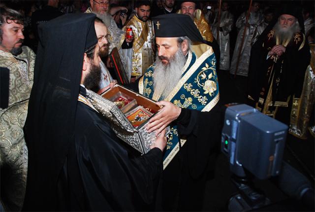 Pelerinii înveşmântează în rugăciune cetatea Sfintei Parascheva (2009)