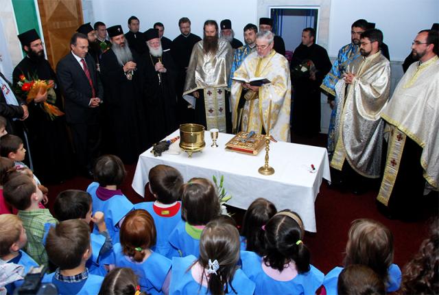 Preşcolarii de la "Buna Vestire" s-au rugat ieri la sfinţirea noii lor grădiniţe (2009)