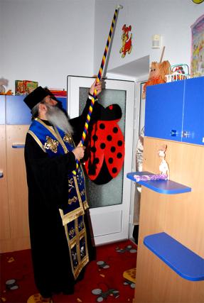 Preşcolarii de la "Buna Vestire" s-au rugat ieri la sfinţirea noii lor grădiniţe (2009)