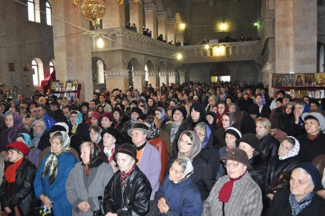 Moaştele Sfântului Nectarie, venerate la Iaşi de peste o mie de credincioşi