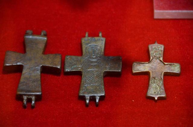 Engolpion (foto mijloc) ce provine din colecţia Muzeului de Istorie Galaţi, având reprezentat un sfânt în veşmânt tipic bizantin, cu o cruce mare pe piept