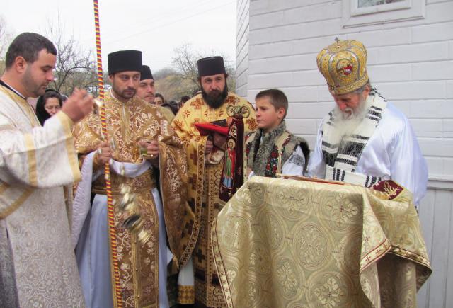 Biserica parohiei Dumbrava, resfinţită de IPS Pimen