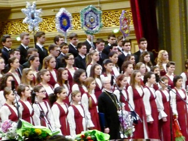 Corul Cantate Domino şi Corul de copii Symbol pe scena Ateneului Român