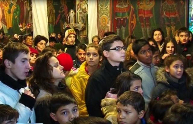 Parohia Sfântul Spiridon - Vechi  a oferit ieri  daruri copiilor de la Centrul maternal Sfântul Spiridon