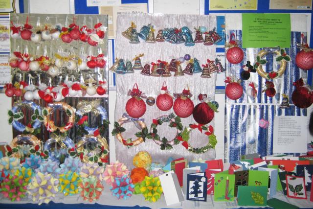 Expoziţie de obiecte decorative în scop caritabil