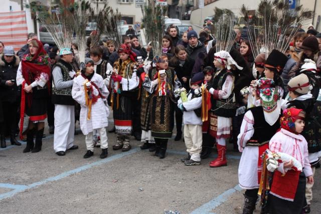Tinerii vâlceni participă la „Festivalul de obiceiuri şi tradiţii românești de Crăciun” de la Chieri, Italia
