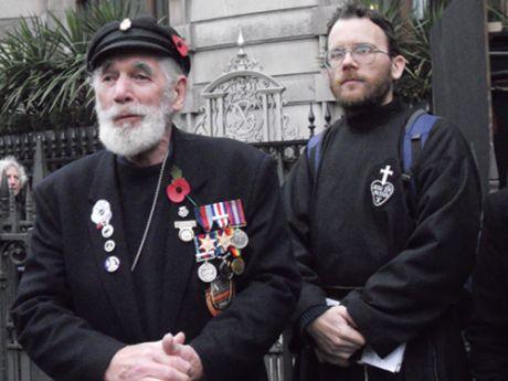 Preot catolic trimis în închisoare în Marea Britanie pentru demonstraţii anti-război