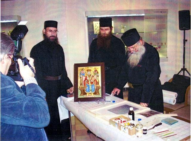 Monahii de la Mănăstirea "Brâncoveanu" de la Sâmbăta de Sus au organizat o expoziţie de icoane pe sticlă în Germania