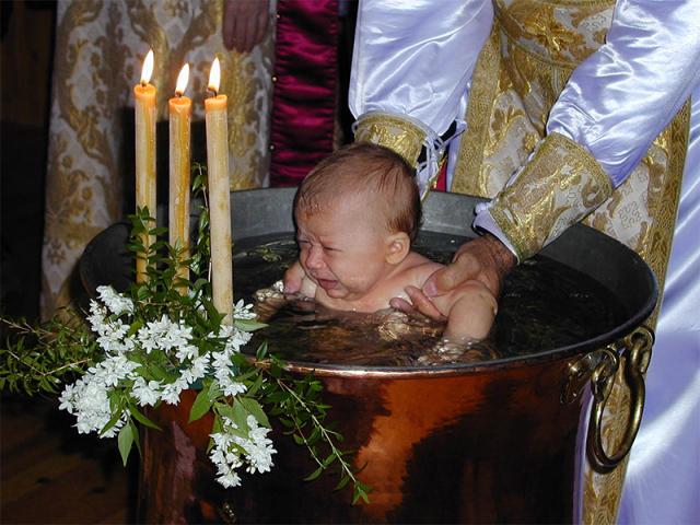 Ce spun Sfinții Părinți despre practica botezării copiilor?
