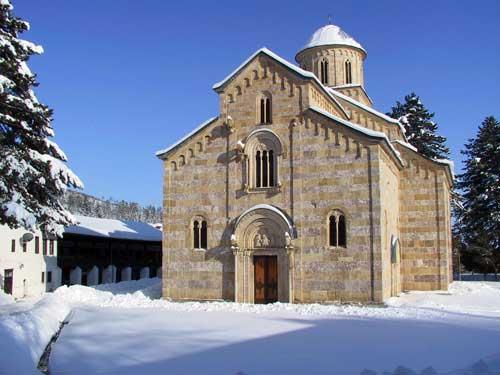 Kosovo: Drumul spre Mănăstirea Deciani este blocat de albanezi
