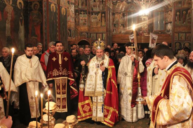 Serbarea sfinţilor români începe în Arhiepiscopia Romanului şi Bacăului
