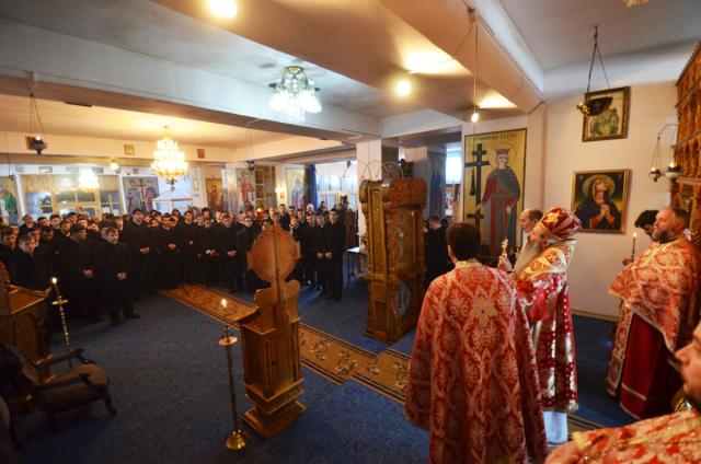 Înalt Preasfinţitul Teofan, în mijlocul seminariştilor de la Piatra Neamţ