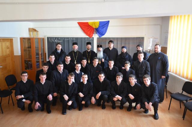 Înalt Preasfinţitul Teofan, în mijlocul seminariştilor de la Piatra Neamţ